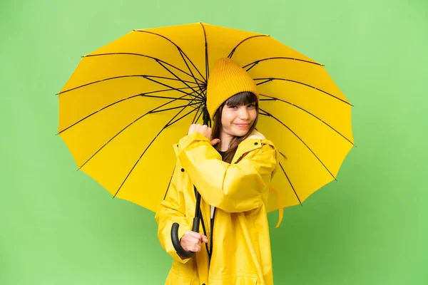 小さな女の子とともにレインプルーフコートと傘上の隔離されたクロマキー背景誇りと自己満足 — ストック写真