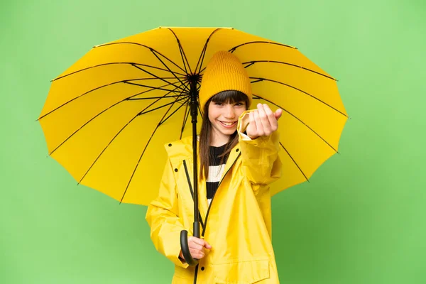 Маленькая Девочка Непромокаемом Пальто Зонтике Изолированном Хроматическом Фоне Приглашает Прийти — стоковое фото