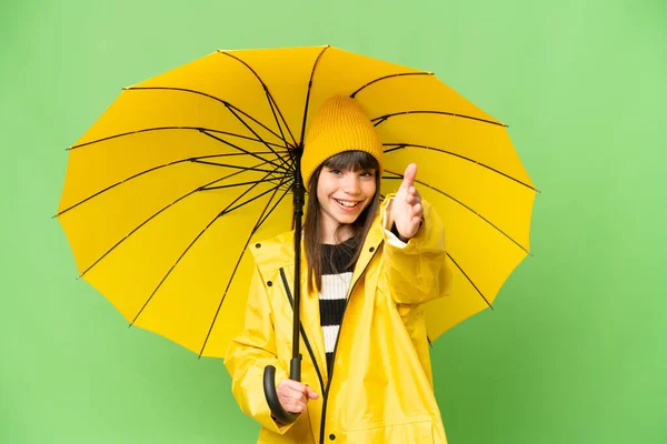 小さな女の子とともにレインプルーフコートと傘上の隔離されたクロマキーバックシャーク手のために閉鎖良い取引 — ストック写真