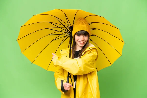 Klein Meisje Met Regenbestendige Jas Paraplu Geïsoleerde Chroma Key Achtergrond — Stockfoto