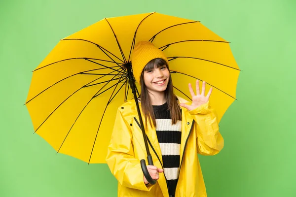 女の子とともにレインプルーフコートと傘上の隔離されたクロマキーバックカウント5とともに指 — ストック写真
