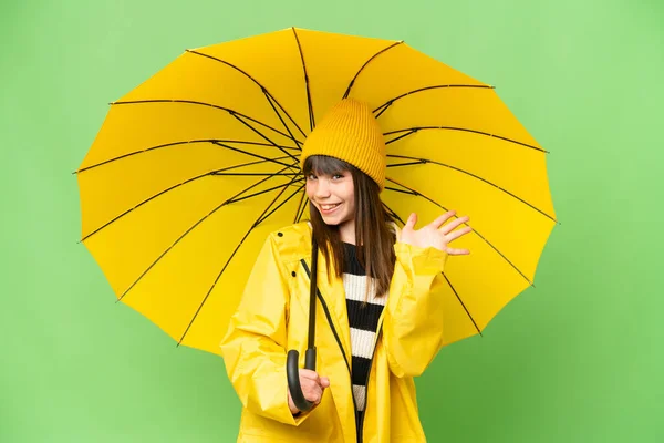 코트와 우산을 바탕에서 손으로 표정으로 경례를 — 스톡 사진