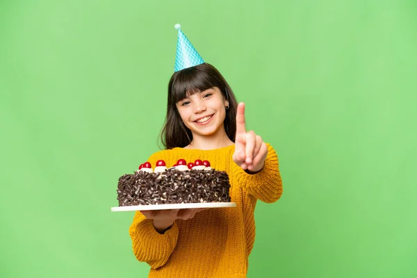 Mała Dziewczynka Trzyma Tort Urodzinowy Nad Odizolowanym Tle Klucza Chroma — Zdjęcie stockowe