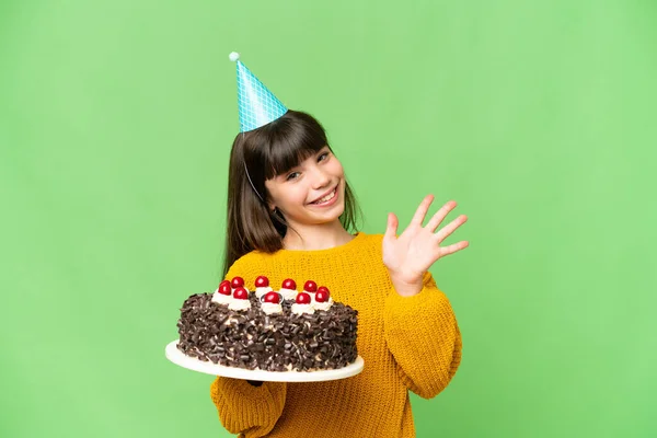 Niña Sosteniendo Pastel Cumpleaños Sobre Fondo Croma Clave Aislado Saludando —  Fotos de Stock