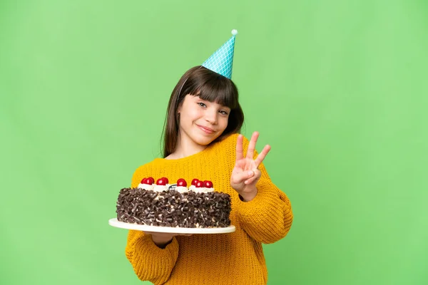 Mała Dziewczynka Trzyma Tort Urodzinowy Nad Odizolowanym Tle Klucz Chroma — Zdjęcie stockowe