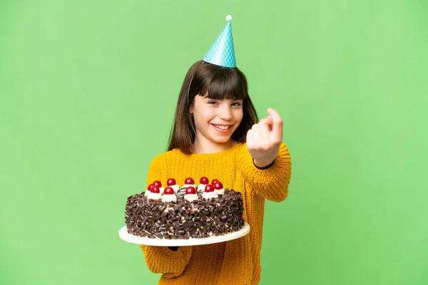 小さな女の子保持誕生日ケーキ上の隔離されたクロマキーバックやります来てジェスチャー — ストック写真