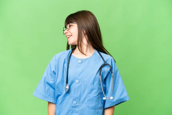小女孩作为外科医生要克服孤立的色斑背景 — 图库照片