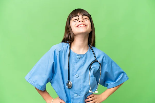 Klein Meisje Als Chirurg Arts Geïsoleerde Chroma Zeer Belangrijke Achtergrond — Stockfoto