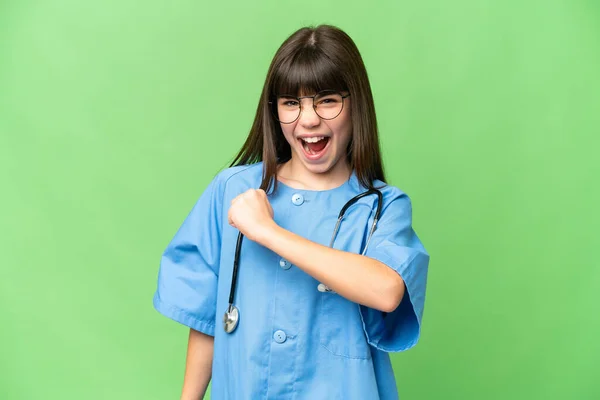 Kislány Mint Egy Sebész Orvos Izolált Chroma Kulcsfontosságú Háttér Ünnepli — Stock Fotó