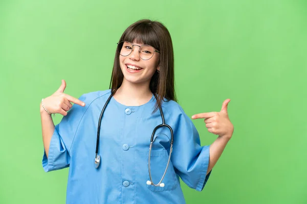 Kislány Mint Egy Sebész Orvos Izolált Chroma Kulcsfontosságú Háttér Büszke — Stock Fotó