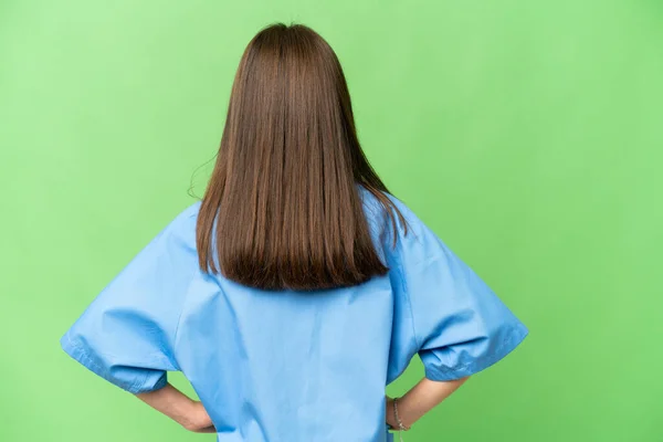 作为外科医生的小女孩 背对着孤立的色斑背景 — 图库照片
