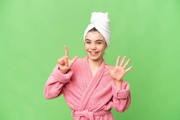 一个穿着浴衣的小女孩用手指数着七只手指数着孤立的色斑背景 — 图库照片