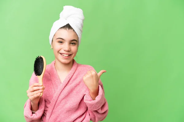 Mladá Dívka Hřebenem Vlasy Ukazuje Stranu Prezentovat Produkt — Stock fotografie