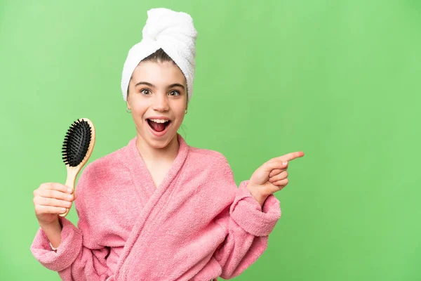 Mladá Dívka Hřebenem Vlasů Překvapen Ukazuje Prstem Stranu — Stock fotografie