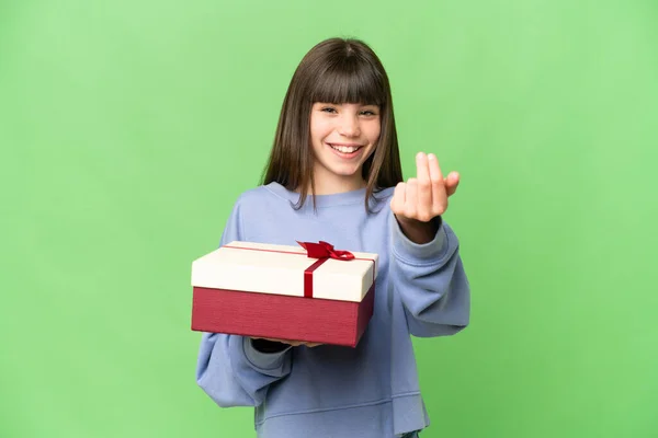 孤立したクロマキーを背景に贈り物を持っている女の子が手を携えて来るように誘う 来てくれて嬉しい — ストック写真