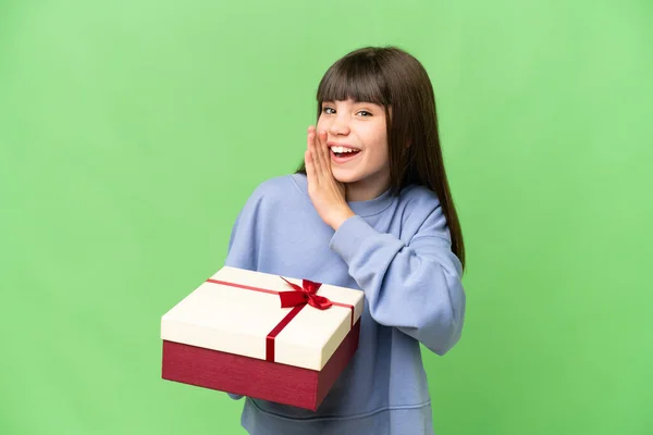 Kleines Mädchen Hält Ein Geschenk Über Isoliertem Chroma Schlüsselhintergrund Und — Stockfoto