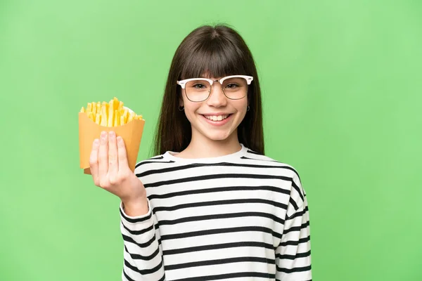 Kleines Mädchen Hält Gebratene Chips Über Isoliertem Chroma Schlüssel Hintergrund — Stockfoto