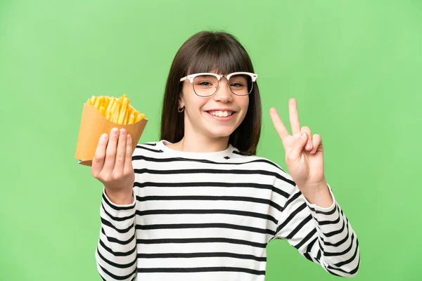 Kleines Mädchen Mit Frittierten Chips Über Isoliertem Chroma Schlüsselhintergrund Lächelt — Stockfoto