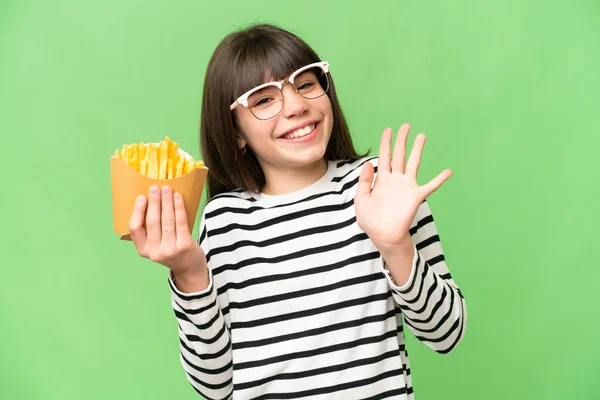 Menina Segurando Chips Fritos Sobre Fundo Chave Chroma Isolado Saudando — Fotografia de Stock