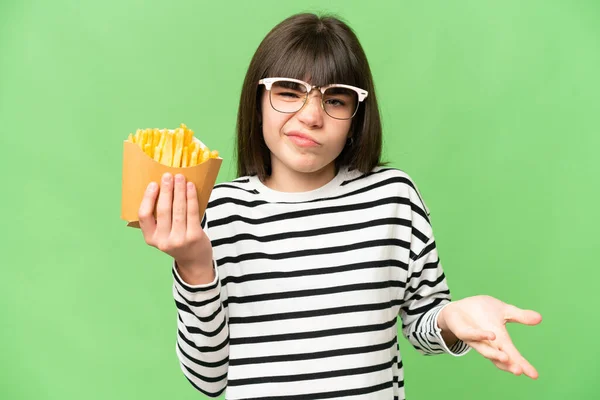 Niña Sosteniendo Chips Fritos Sobre Fondo Croma Clave Aislado Haciendo — Foto de Stock