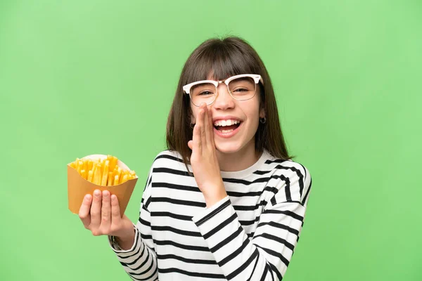 Niña Sosteniendo Chips Fritos Sobre Fondo Croma Key Aislado Susurrando — Foto de Stock