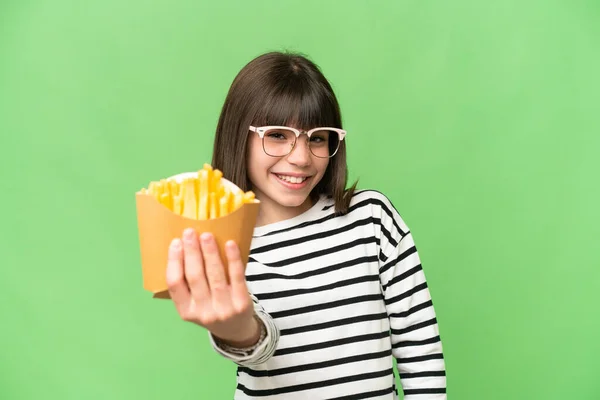 Kleines Mädchen Mit Frittierten Chips Über Isoliertem Chroma Schlüsselhintergrund Mit — Stockfoto
