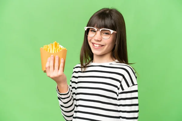 Kleines Mädchen Hält Gebratene Chips Über Isoliertem Chroma Schlüssel Hintergrund — Stockfoto