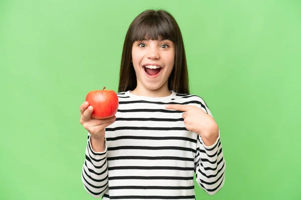 Κοριτσάκι Μήλο Πάνω Από Απομονωμένο Χρωματικό Βασικό Φόντο Έκφραση Έκπληξη — Φωτογραφία Αρχείου