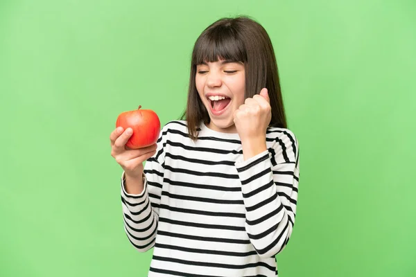 Kleines Mädchen Mit Einem Apfel Über Isoliertem Chroma Schlüsselhintergrund Feiert — Stockfoto