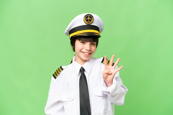 小女孩作为飞机驾驶员 在孤立的彩色背景下快乐地数着四个手指 — 图库照片