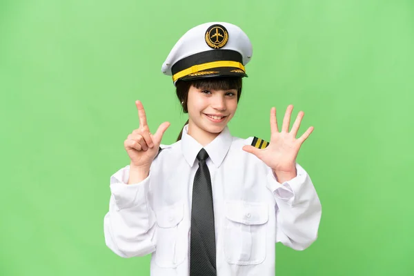 小女孩作为飞机驾驶员 用手指数七下孤立的色域键背景 — 图库照片