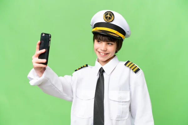 Bambina Come Pilota Aeroplano Sfondo Chiave Croma Isolato Facendo Selfie — Foto Stock