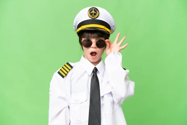Bambina Come Pilota Aeroplano Sfondo Chiave Croma Isolato Con Occhiali — Foto Stock