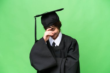 Küçük üniversiteli kız izole edilmiş arka planda gülüyor.