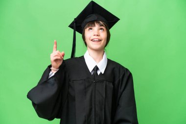 Tecrit edilmiş küçük üniversiteli kız yukarı bakıyor ve şaşırıyor.