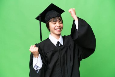 Küçük üniversiteli kız, izole bir şekilde zaferi kutluyor.