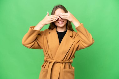 Genç sarışın kadın izole edilmiş krom anahtar arkaplan gözleri eller ve gülümseme