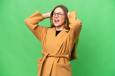 Genç sarışın kadın izole edilmiş krom anahtar arka planda baskı altında.