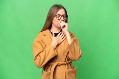 Genç sarışın kadın izole edilmiş krom anahtar arka planda çok öksürüyor.