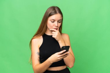 Genç sarışın kadın izole edilmiş krom anahtar geçmişi düşünüyor ve bir mesaj gönderiyor.