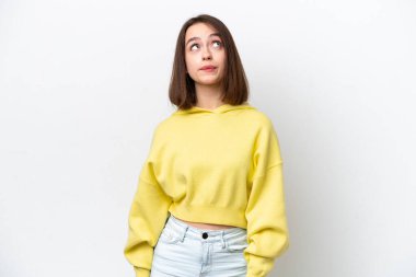 Genç Ukraynalı kadın beyaz arka planda izole edilmiş ve yukarı bakıyor