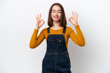 Genç Ukraynalı kadın Zen pozunda beyaz arka planda izole edilmiş