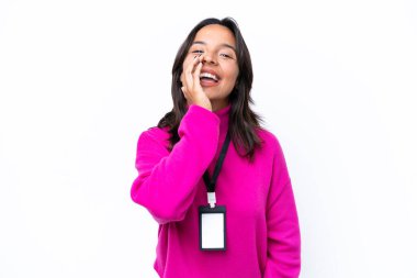 Beyaz arka planda izole edilmiş, ağzı açık bağıran genç İspanyol kadın.