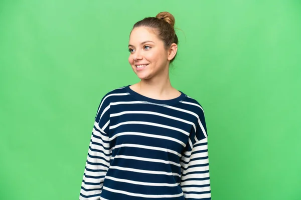 Young Blonde Woman Isolated Chroma Key Background Looking Side Smiling — Stock Photo, Image