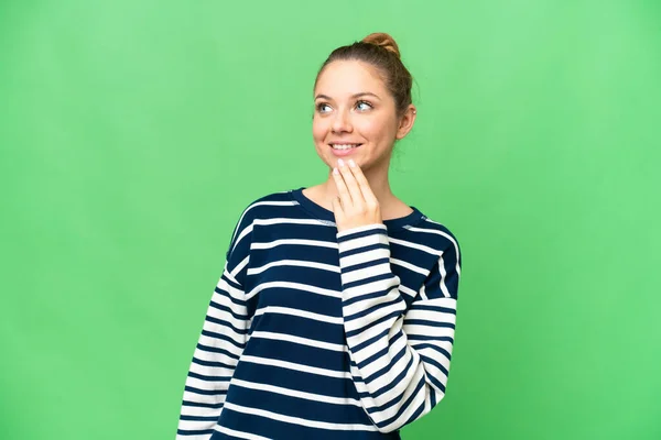 Young Blonde Woman Isolated Chroma Key Background Looking While Smiling — Stock Photo, Image