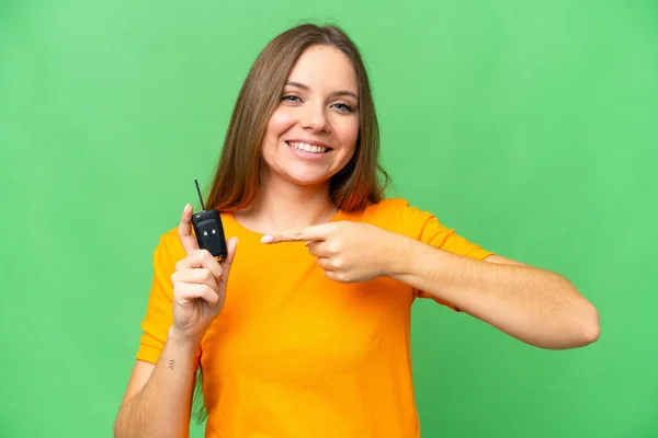 Молодая Женщина Держит Ключи Машины Над Изолированным Цветовым Фоном Направляет — стоковое фото