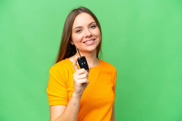 Молодая Женщина Держит Ключи Машины Изолированном Фоне Хромы Счастливым Выражением — стоковое фото