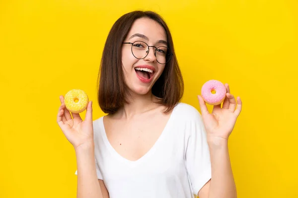 Jovem Ucraniana Isolada Fundo Amarelo Segurando Donuts Com Expressão Feliz — Fotografia de Stock