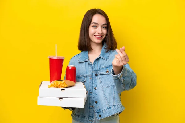 Young Ukrainian Woman Holding Fast Food Isolated Yellow Background Making — Stock Photo, Image