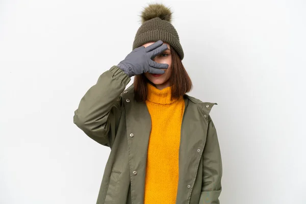 若いですウクライナの女性は冬のジャケットを身に着けています手で目をカバーし — ストック写真